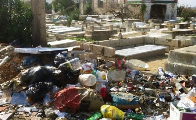 منظر المقبرة في مخيم الرشيدية