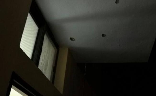 طلاقات الرصاص تخترق سقف المنزل