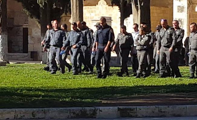 قوات العدو تؤمّن الحماية للمستوطنين خلال اقتحامهم المسجد الأقصى