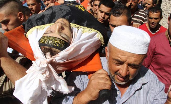 الشهيد التلاحمة محمولاً على الأكتاف