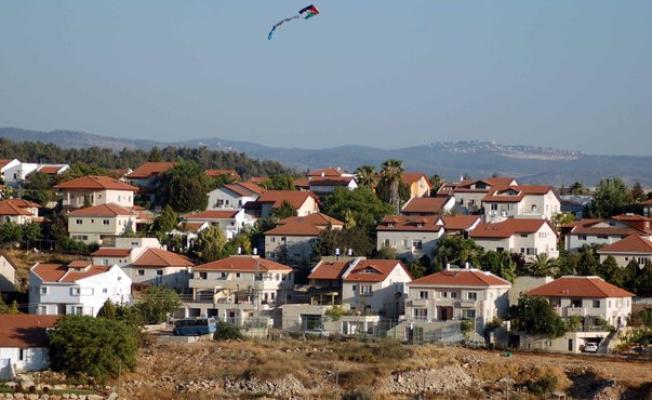 علم فلسطين فوق إحدى المستوطنات