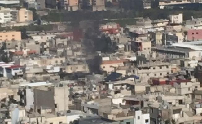 تصاعد الدخان في أحد المنازل بعين الحلوة