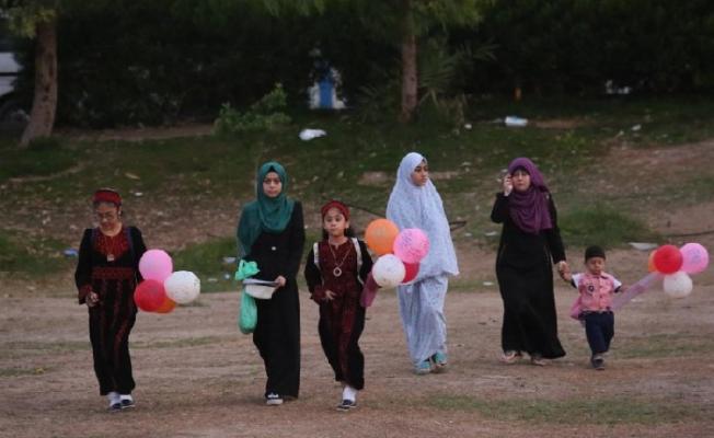 فلسطينيون في اول ايام العيد