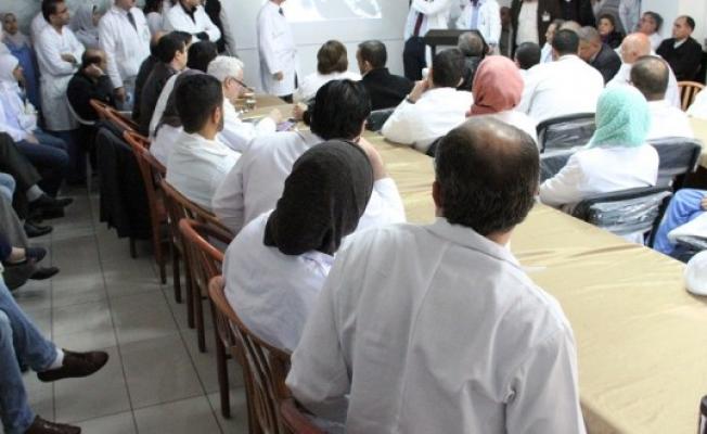 صورة للأطباء أثناء الاجتماع