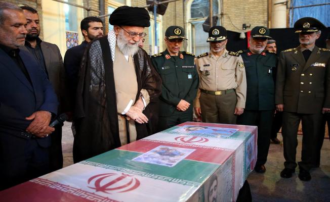 الخامنئي بحضور القادة العسكريين الايرانيين