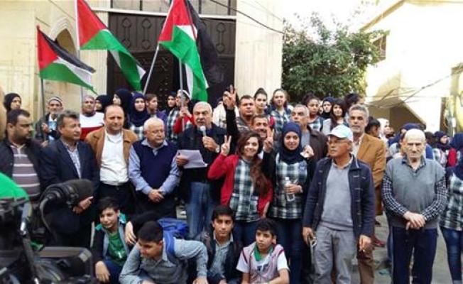 طلاب فلسطينيون أمام مدخل مخيّم برج البراجنة