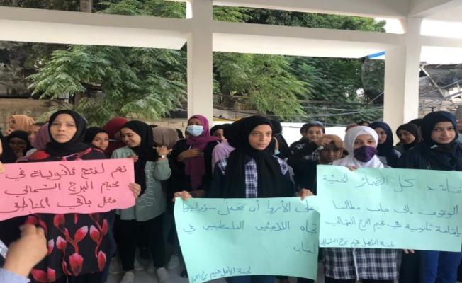 طلاب مخيم برج الشمالي يطالبون ببناء ثانوية