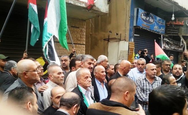 وفد من مخيم برج البراجنة يزور مكان الانفجار