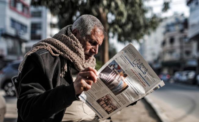 لاجئ فلسطيني يقرأ جريدة
