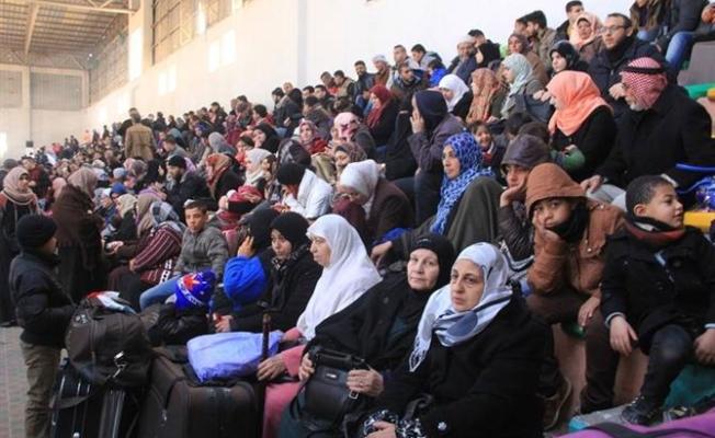 جموع العالقون على معبر رفع