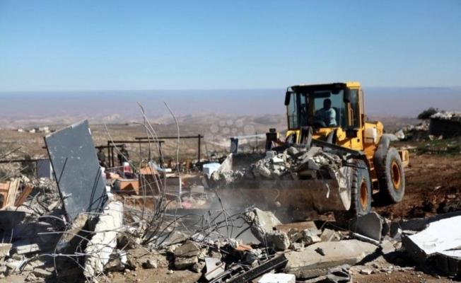 جرافة اسرائيلية تهدم منزلاً فلسطينياً