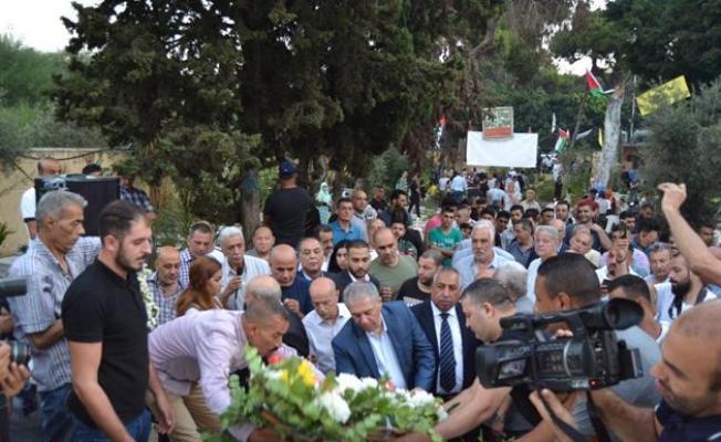 وضع إكليل من الورود على أضرحة الشهداء