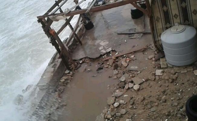 أضرار في منازل مخيم الرشيدية بسبب أمواج البحر