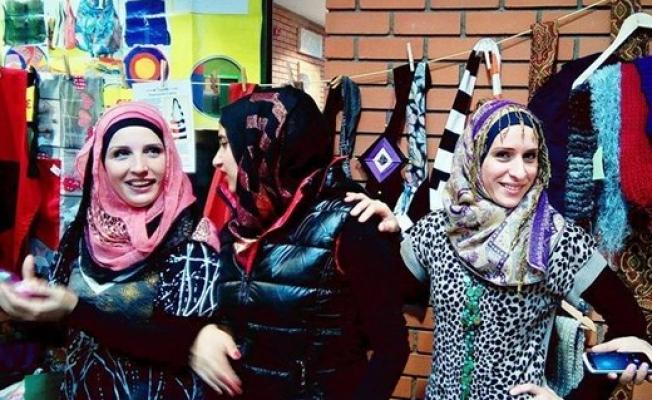 الفلسطينية نور شحادة مع صديقاتها في اليونان