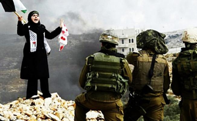 3 جنود صهيانة بمواجهة إمرأة فلسطينية