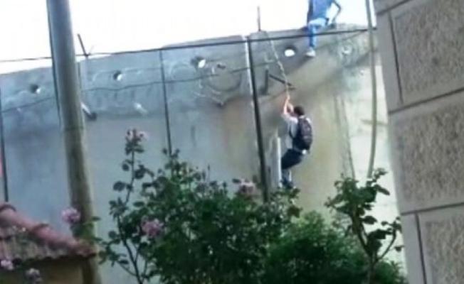 فلسطينيون يتسلقون الجدار
