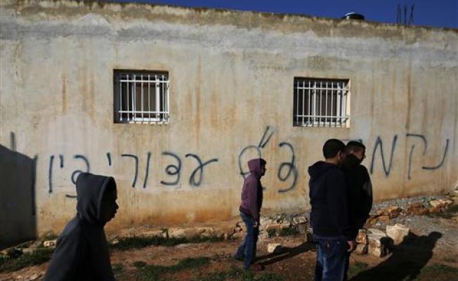 جدار منزل فلسطيني في قرية بيتلو شمال غرب رام الله كتب عليه "انتقام" و "تحية من موقوفي صهيون"