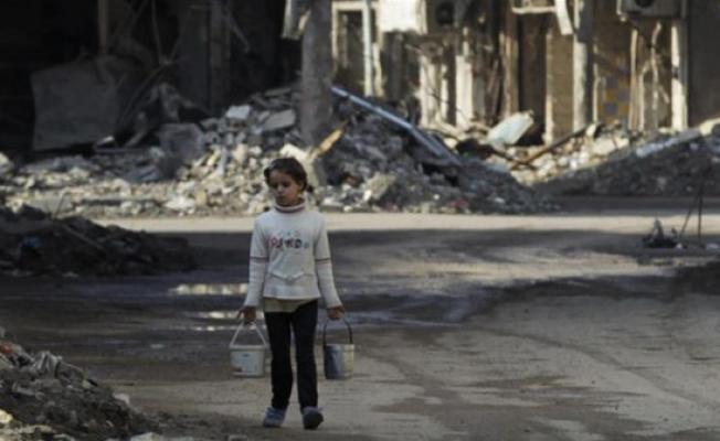  طفلة قلسطينية تبحث عن ماء 