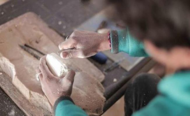 الحجارة الصمّاء إلى لوحات ناطقة بغزة