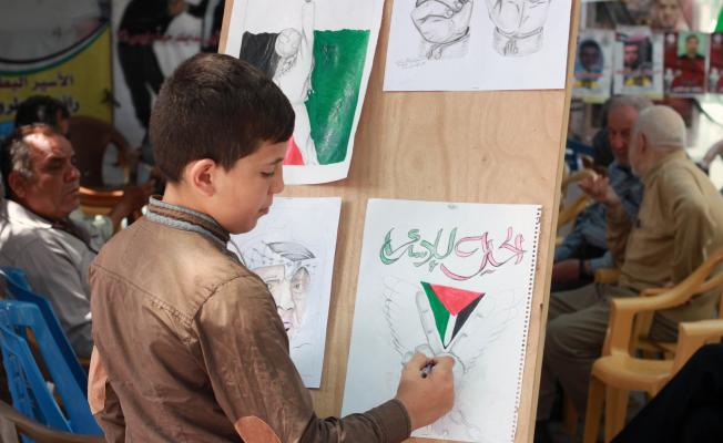 الطفل حذيفة يرسم للاسرى