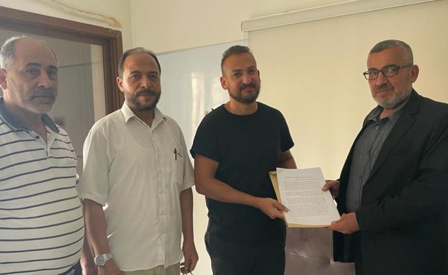 عبدالعال مقدما المذكرة لمسؤول الصليب الأحمر الدولي في صور