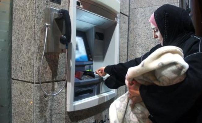 مرأة فلسطينية والصراف الآلي 