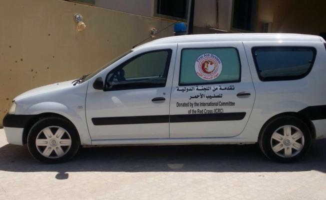 النداء الإنساني تتسلم سيارة إسعاف من الدولية للصليب الأحمر في عين الحلوة (2)