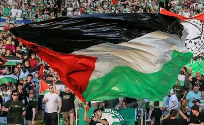 جمهور سلتيك الاسكتلندي يرفع الأعلام الفلسطينية