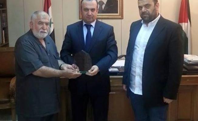 أثناء تسليم درع الشكر