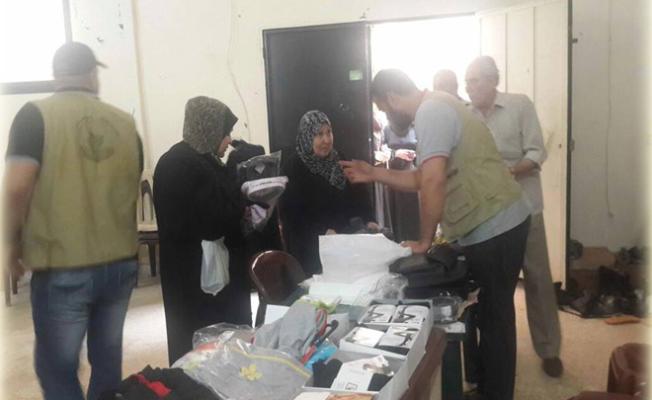 أثناء توزيع الملابس