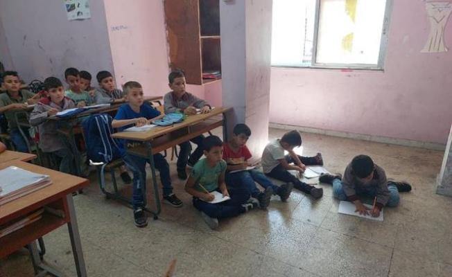 طالب الاونروا في احد  المدارس  