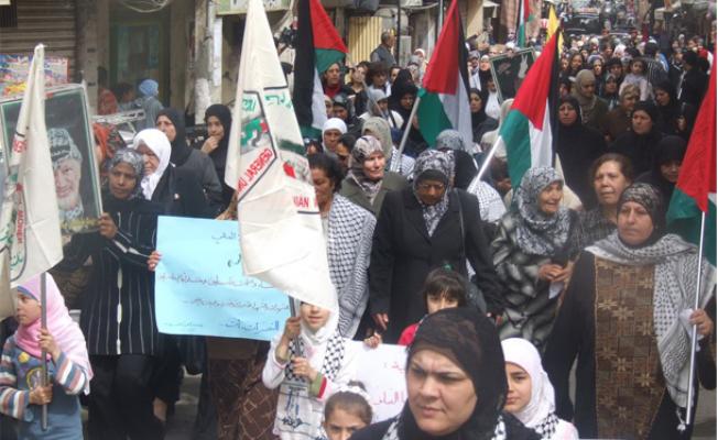 مسيرة نسائية في عين الحلوة