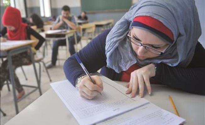 طالبة فلسطينية في قاعة الامتحان