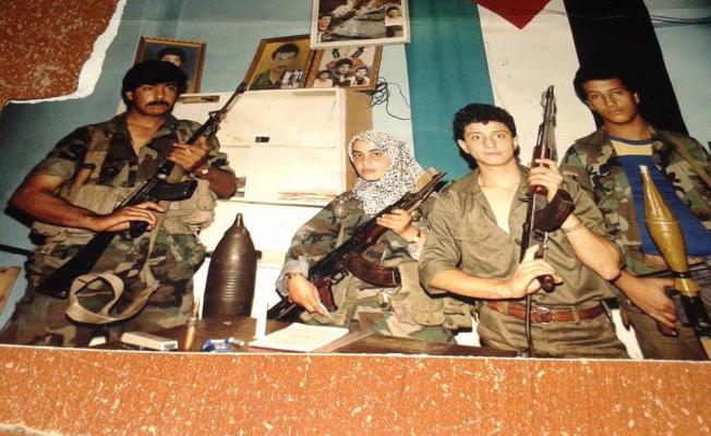 المناضلة الفلسطينية كفاح العفيفي بين مجموعة فدائيين