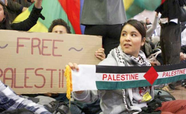 متضامنة امريكية مع فلسطين