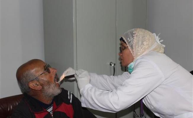 ممرضة تفحص احد المرضى