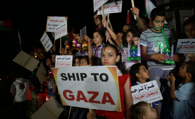 الفوانيس والأعلام استقبالاً لأسطول الحرية