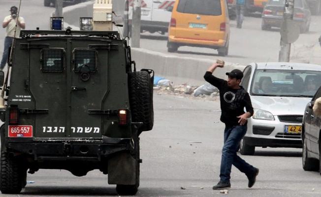 فلسطينيون يرشقون مركبة عسكرية