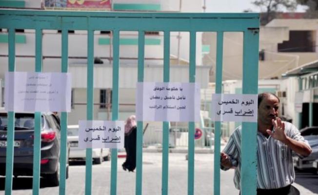 إضراب شامل بالوزارات والمؤسسات الحكومية بغزة