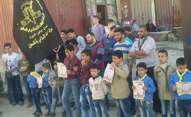 اثناء وقفة تضامنية مع الاسير القيق 