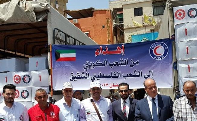 اثناء تسليم الطرود الغذائية