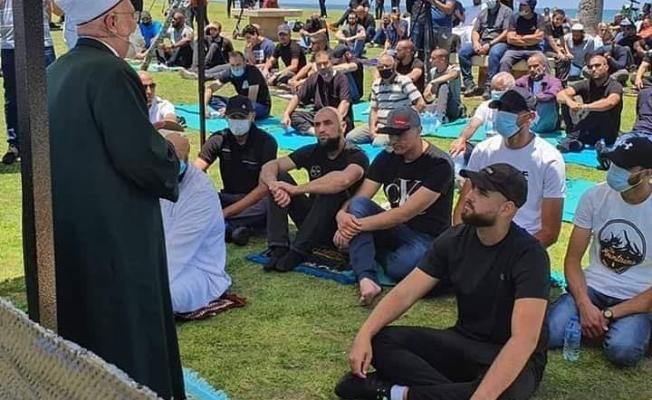 مشاركة واسعة في صلاة الجمعة بمدينة يافا أمام مقبرة الإسعاف