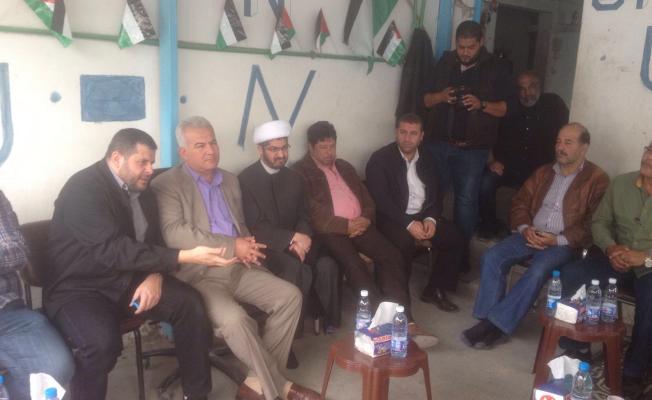 وفد من حزب الله يزور خيمة الاعتصام في صيدا