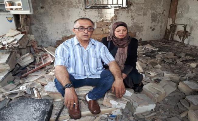 عائلة تجلس في منزلها المدمر