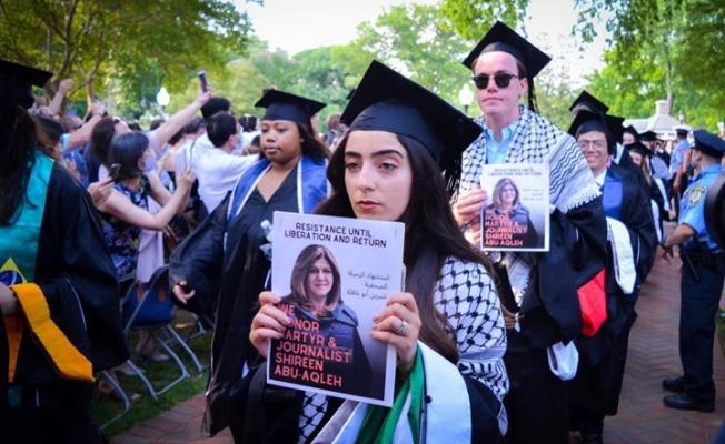 طالبة ترفع علم فلسطين