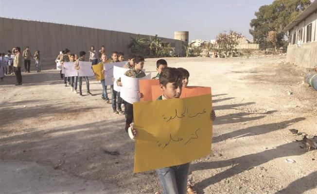 تظاهرة أمام جدار عين الحلوة