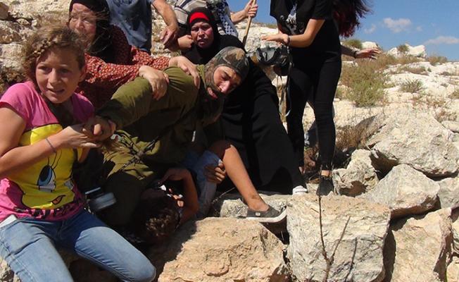 الطفلة عهد التميمي تقاوم جنود العدو