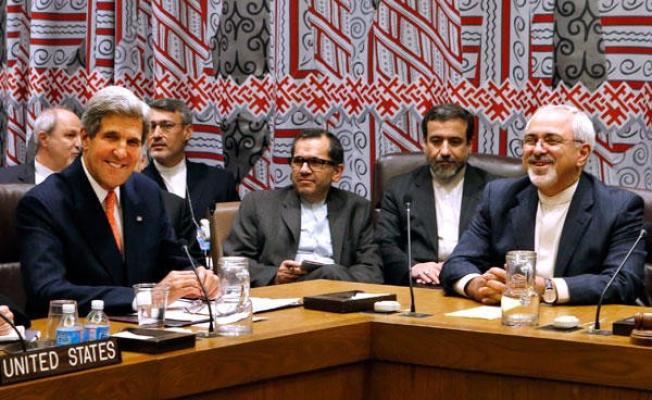 وزيرا الخارجية الإيرانية والأمريكي ظريف وكيري
