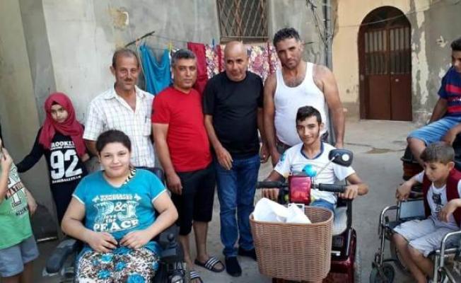فرحة عائلة العريض لتأمين كرسيين كهربائيين لولديهما