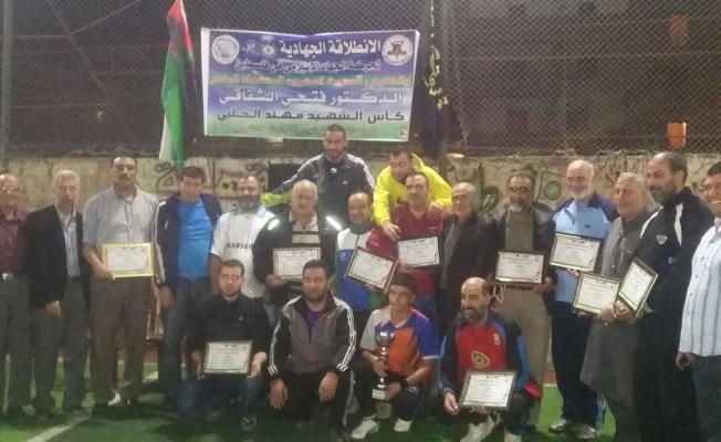 أثناء توزيع الشهادات على المشاركين